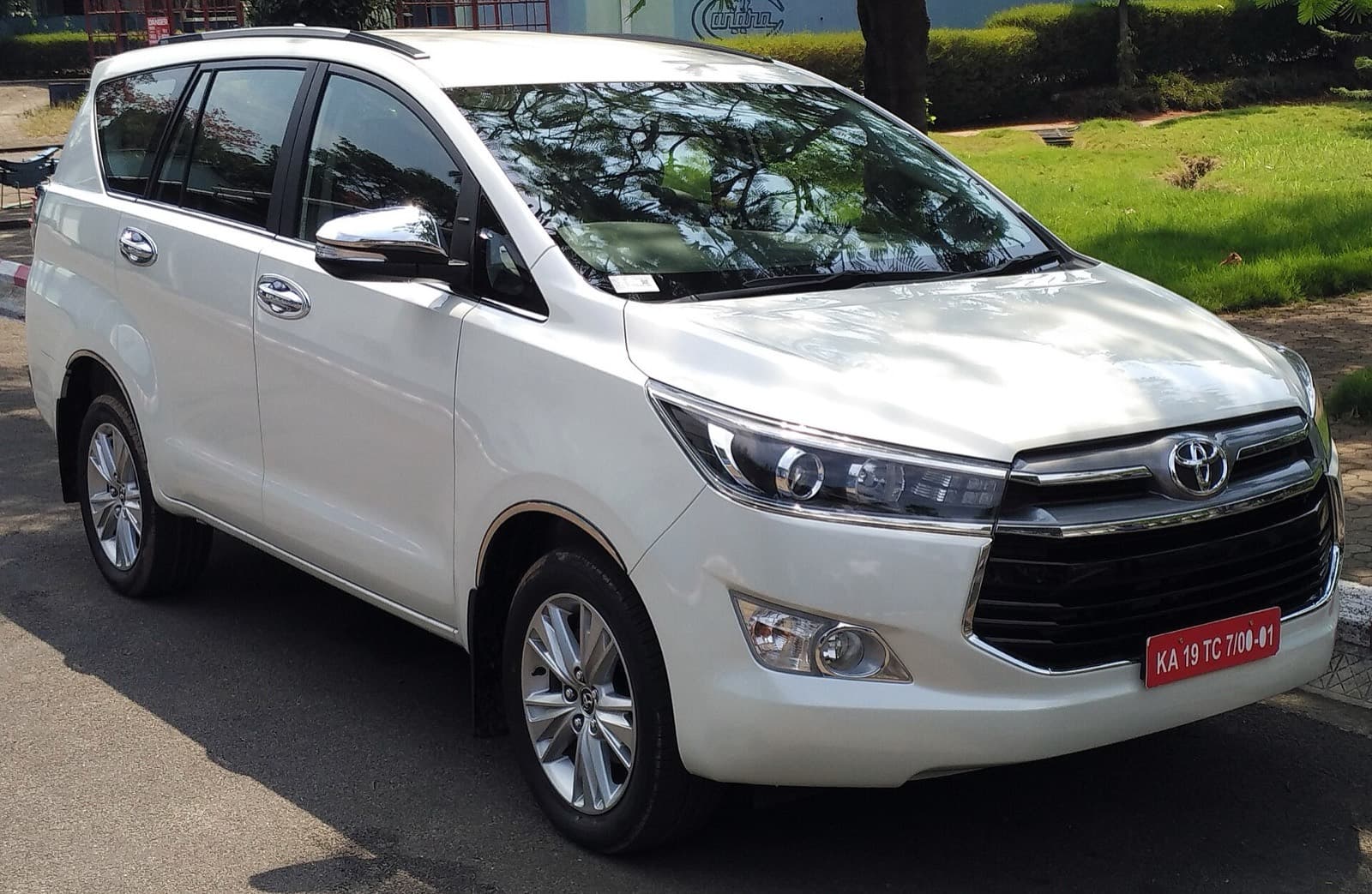 Toyota Innova Crysta available on rent in Kolkata with chauffeur