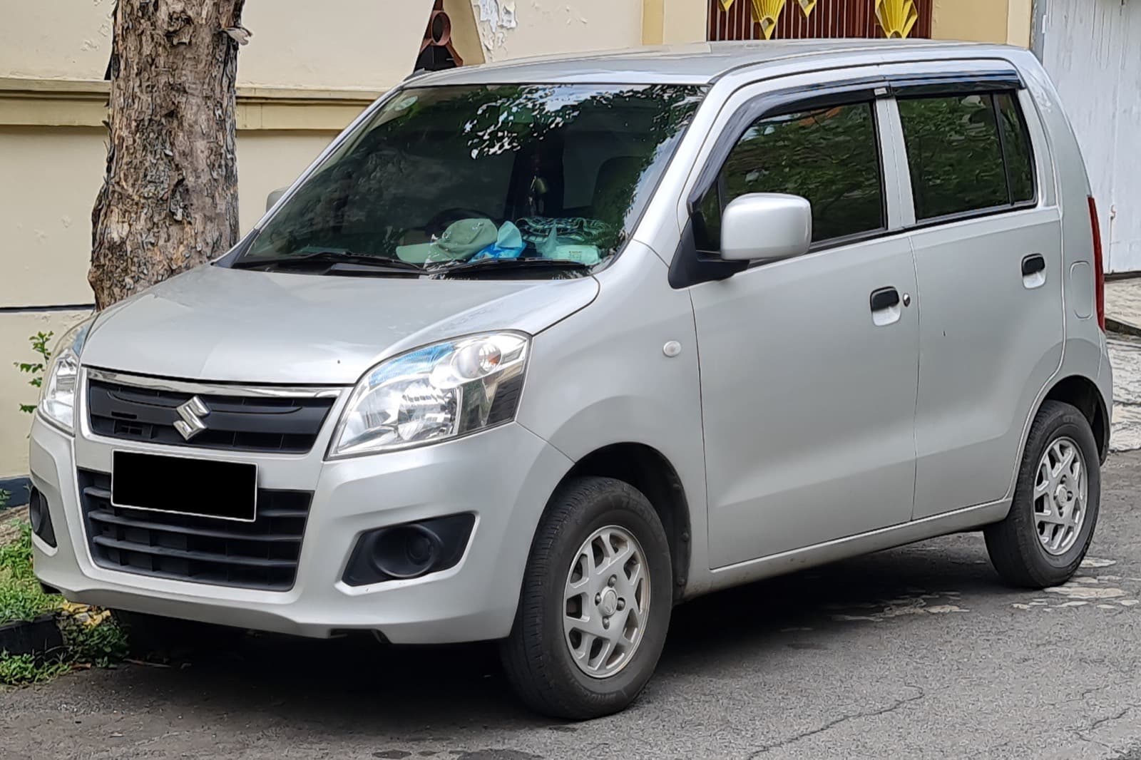 White Maruti hatchback taxi available for hire in Kolkata from Brahmdev Cab Services